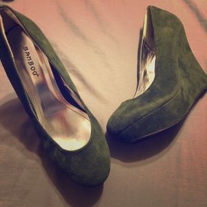 Olive green wedge heels 👠